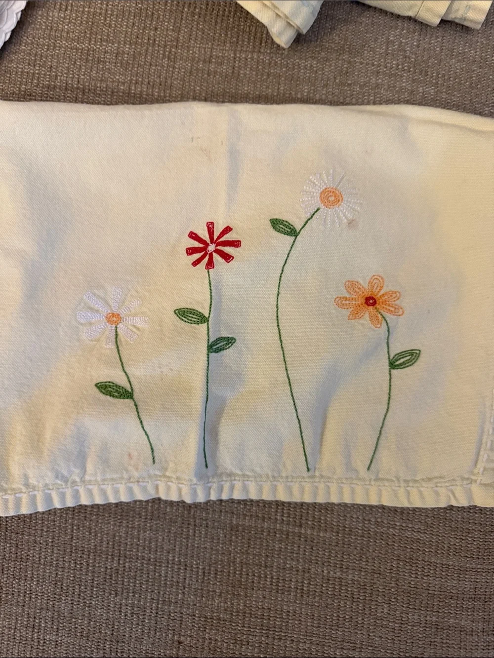 VINTAGE CLOTH NAPKINCream Embroidered Floral Set - Cream Daisy Design